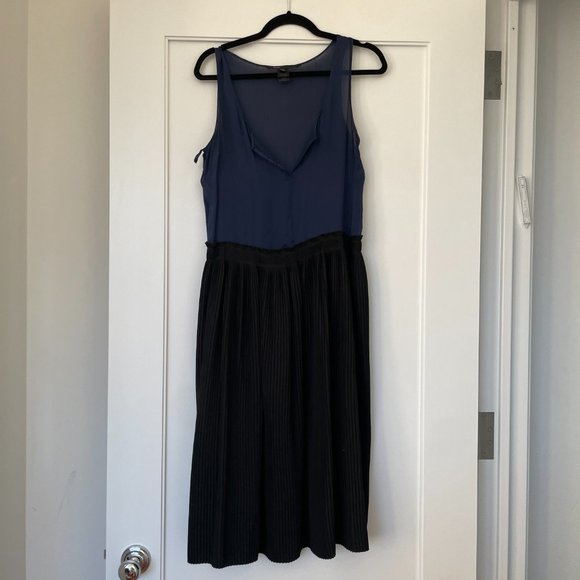 Marc Jacobs Muslin Silk Dress XS Navy Black Pleated Skirt Sleeveless V-Neck - Picture 1 of 10